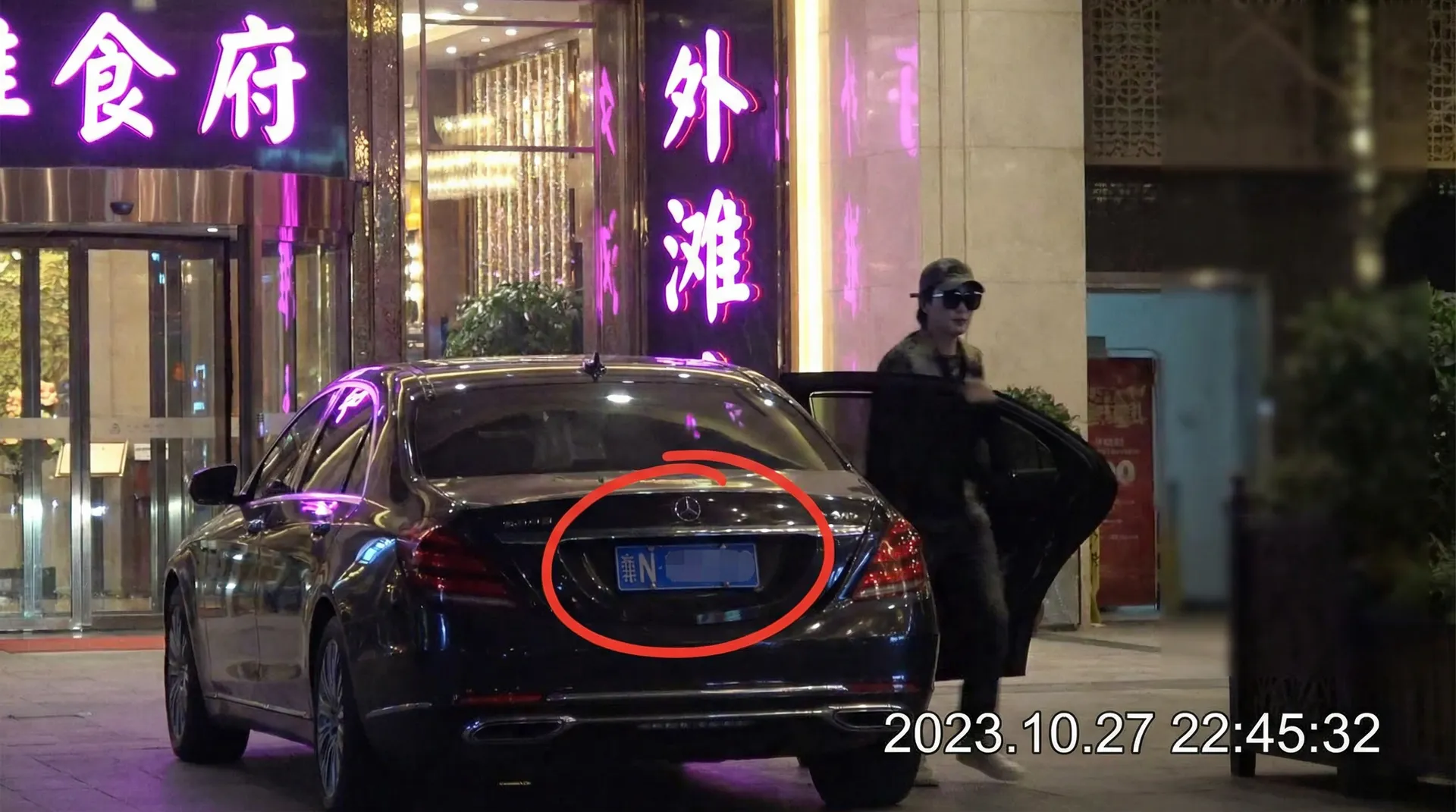 美女网站18 - 豪车餐厅外偷拍